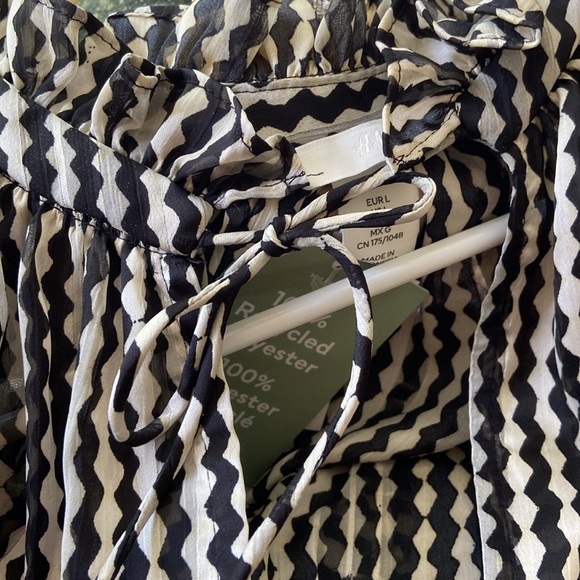 H&M Chevron Stripe Sheer Tunic Blouse, sz L black gray white - Picture 11 of 11